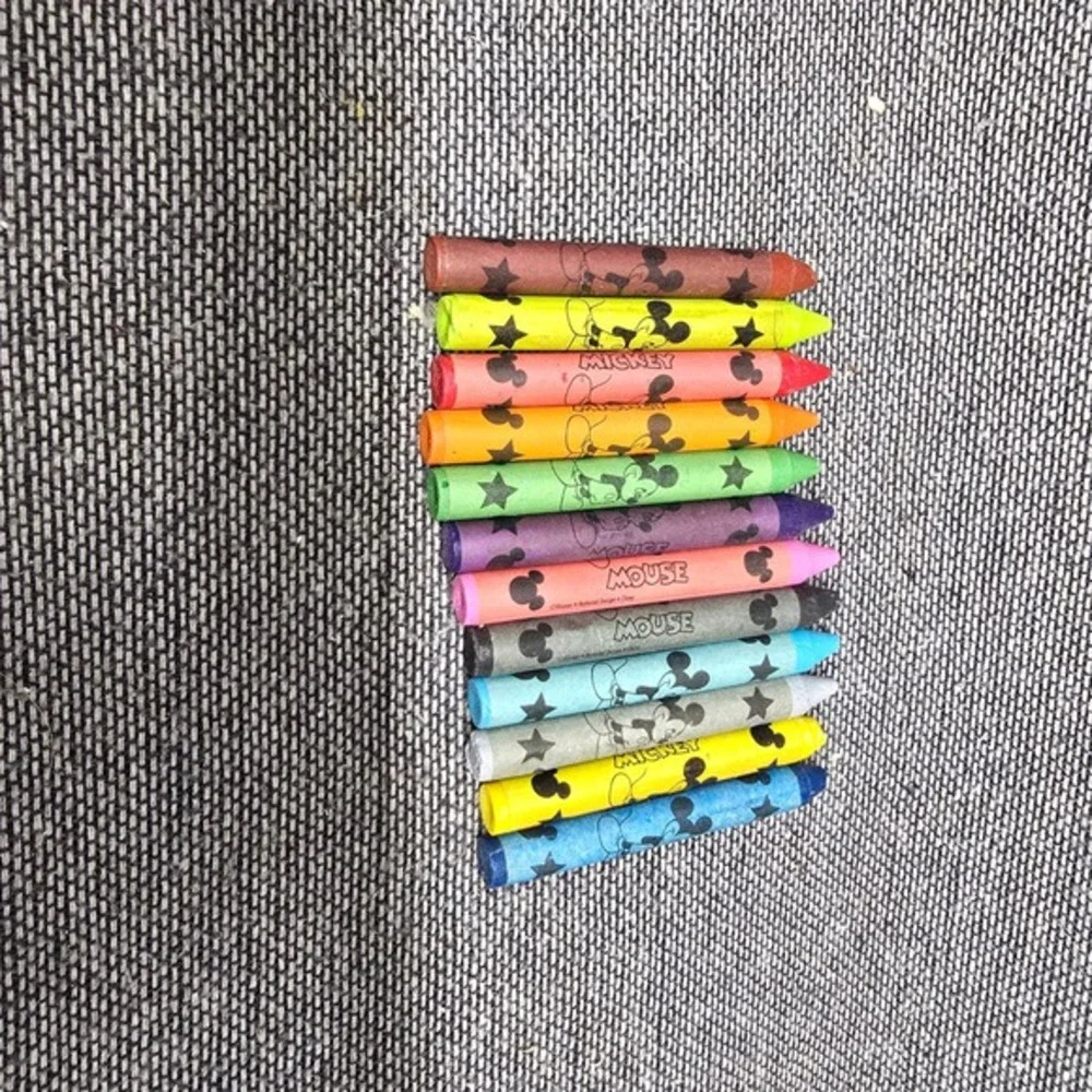 Disney World Mickey Mouse Crayons 12ct Multicolor‎ Kids Art Supplies Pre-loved